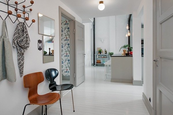 Серые двери в коридор – распашные и раздвижные. Услуги по установке от фирмы